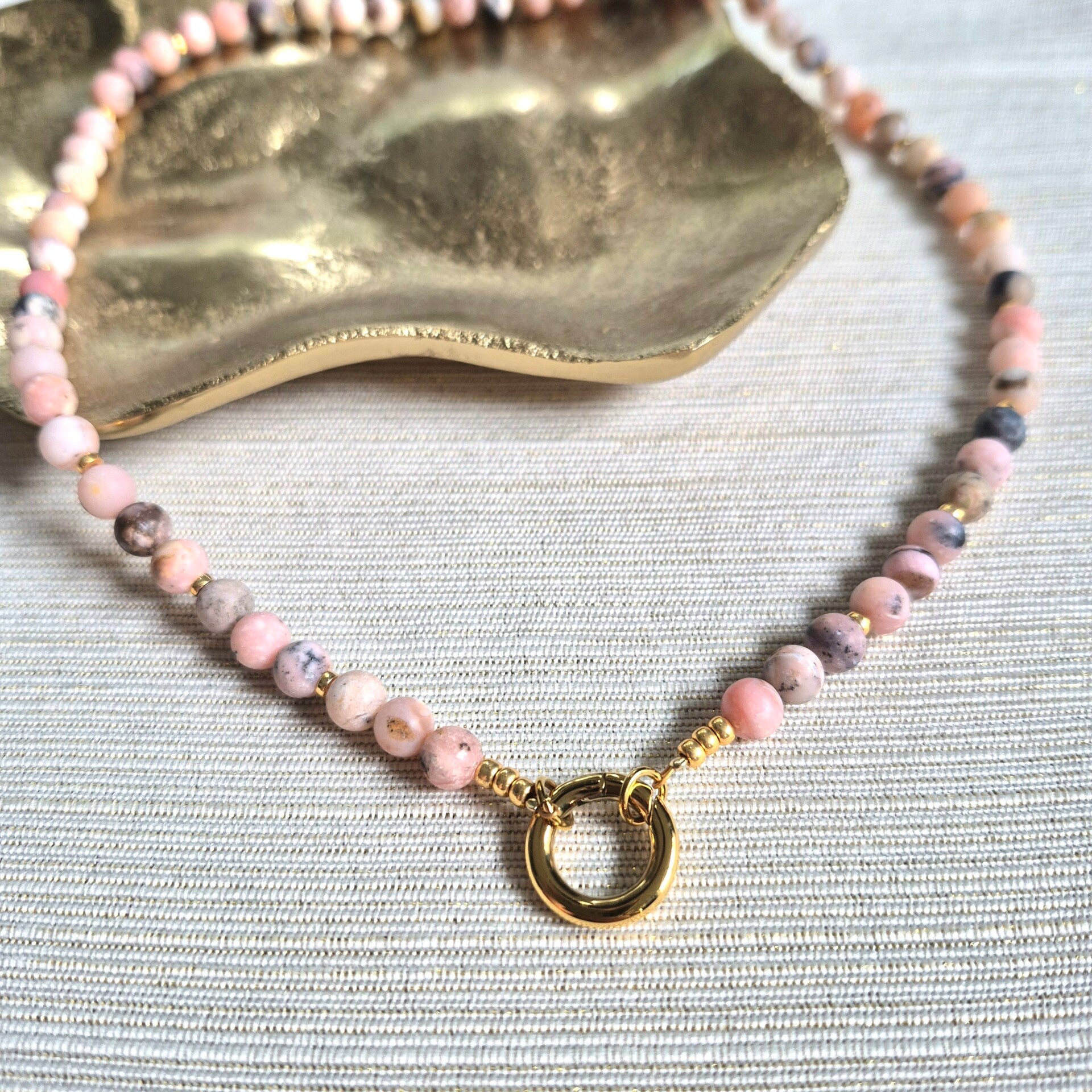 Ketting van roze opaal met ronde clasp