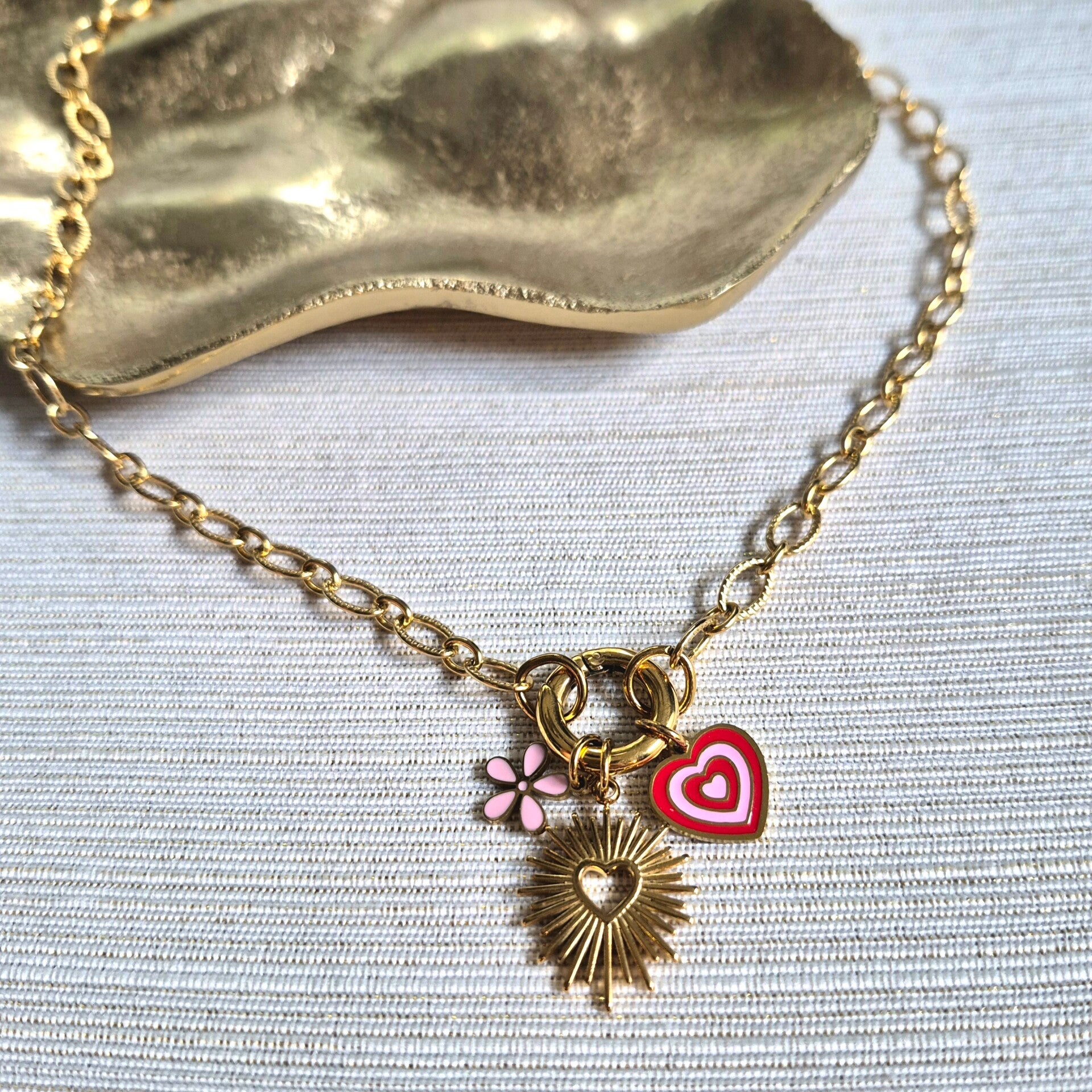 RVS ketting met bewerkte schakels en 3 bedels