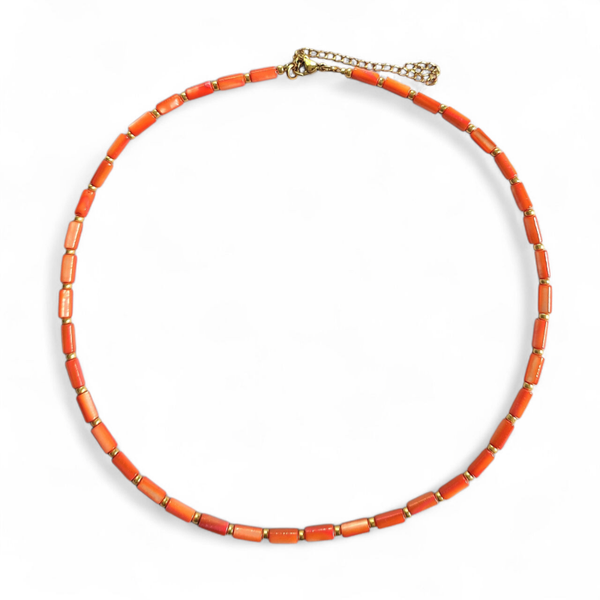 Kralenketting met koraalkleurige schelpkralen