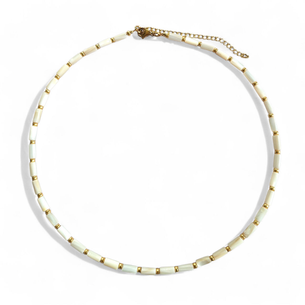 Kralenketting met witte schelpkralen