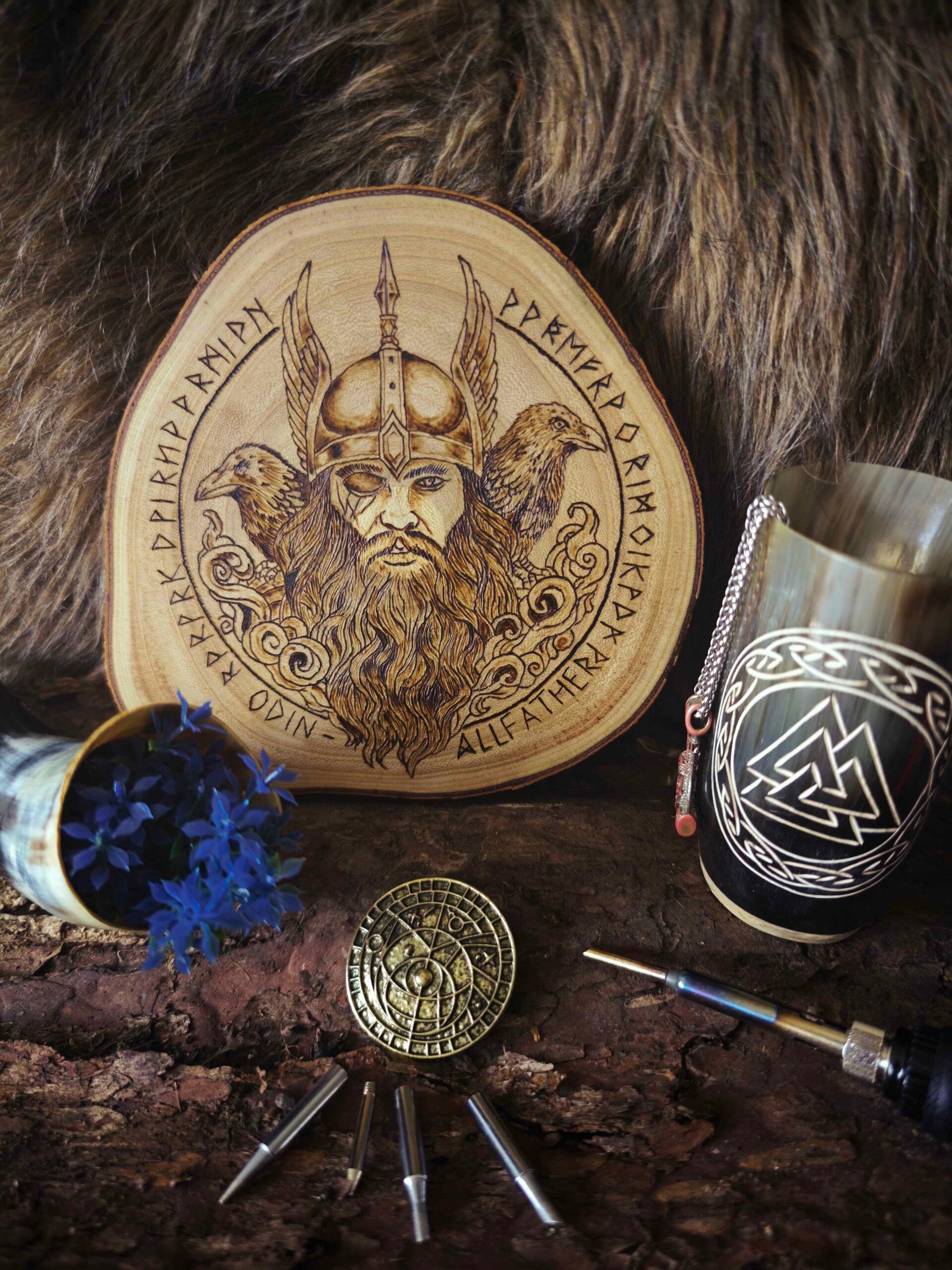 Odins Weisheit – Handgefertigte Brandmalerei des Allvaters mit Huginn & Muninn