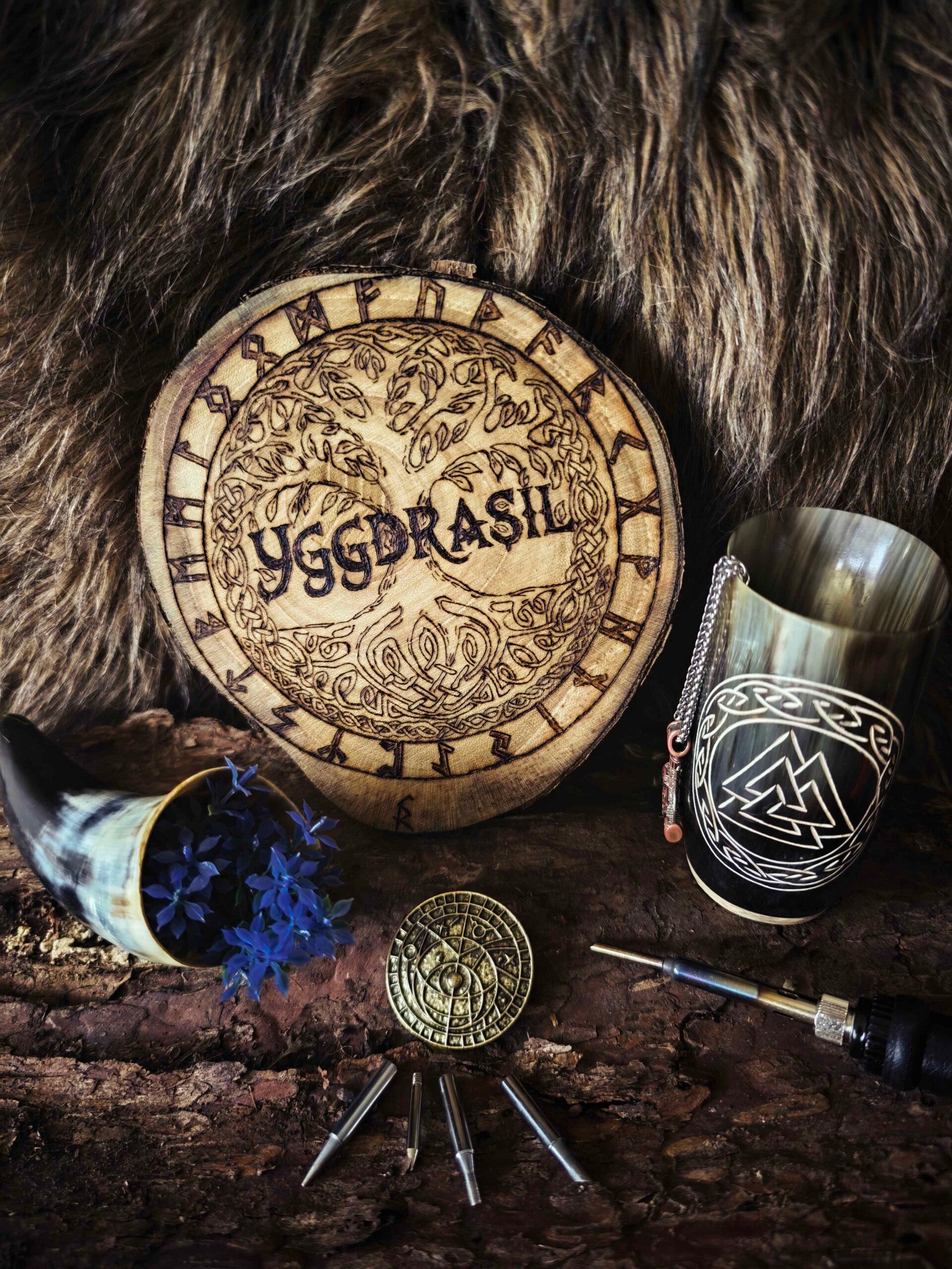 Yggdrasil – Der Weltenbaum im Runenkreis | Handgebrannte Unikat-Holzscheibe