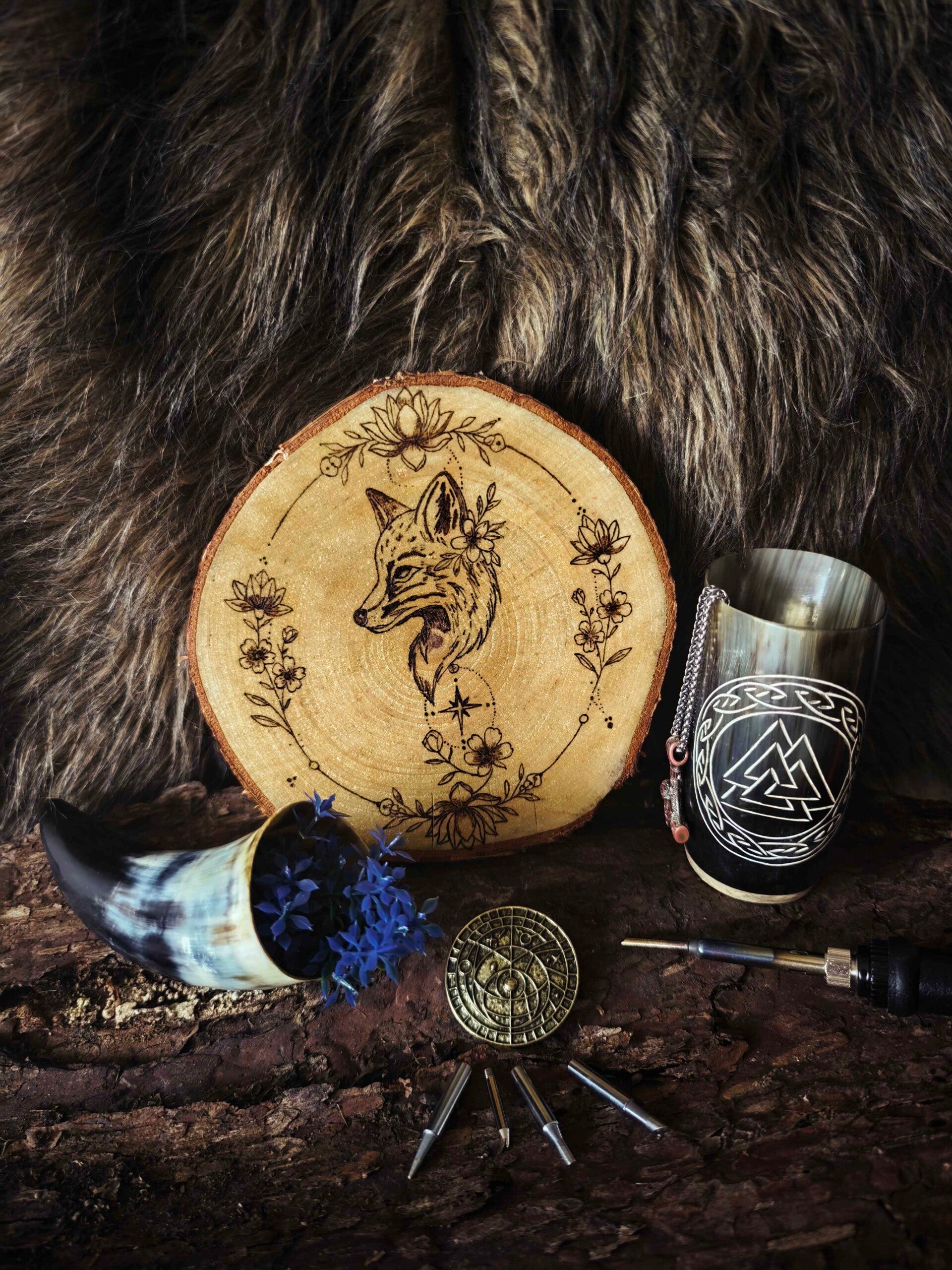 Waldgeist Fuchs – Filigrane Pyrographie mit Blumenkranz