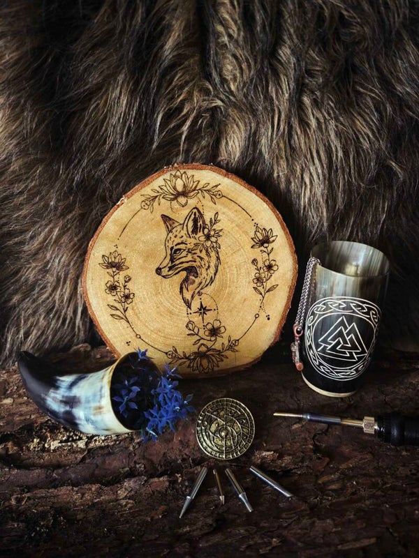 Waldgeist Fuchs – Filigrane Pyrographie mit Blumenkranz