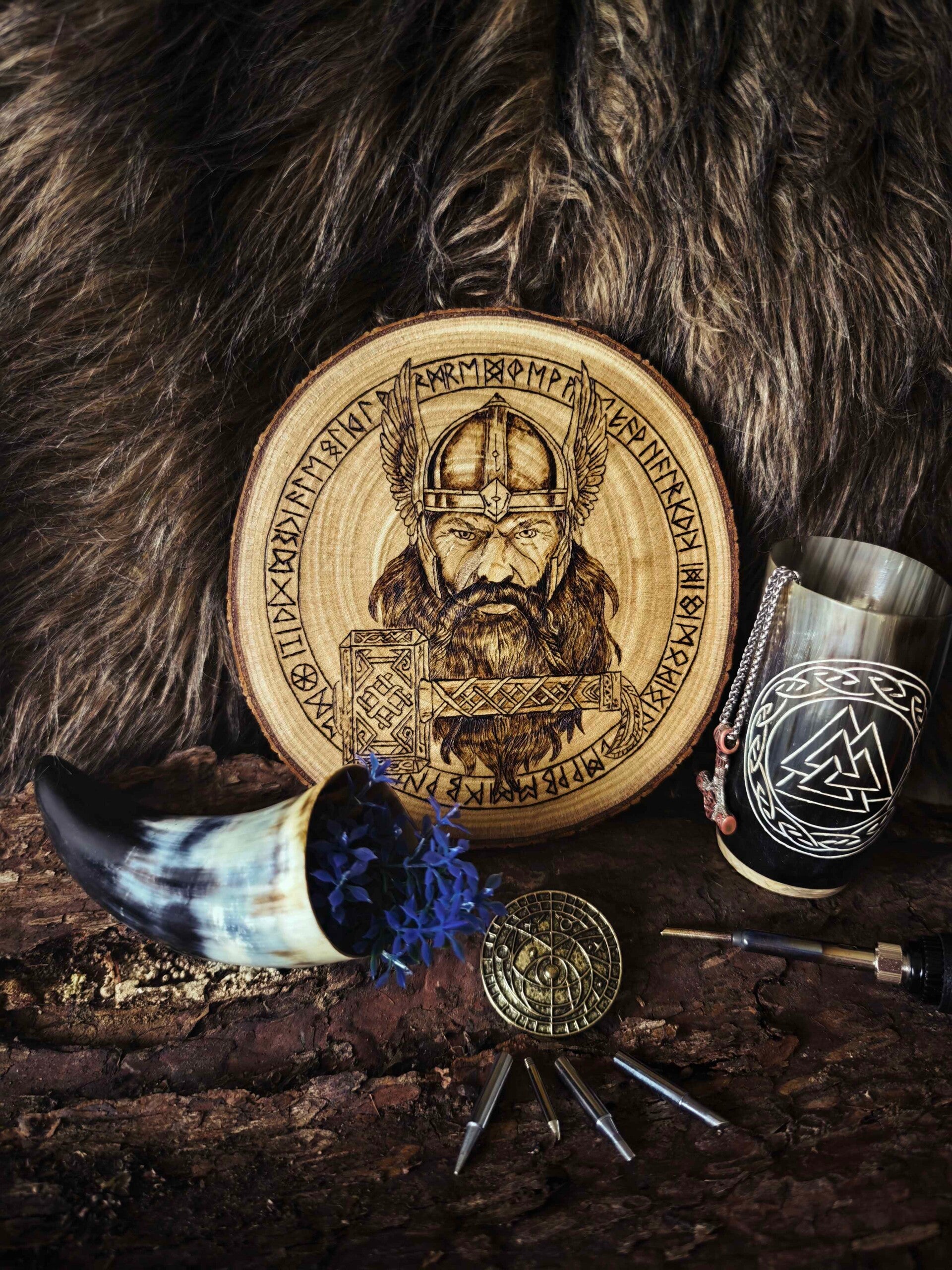Thors Wacht – Kraftvolle Brandmalerei des Donnergottes mit Mjölnir