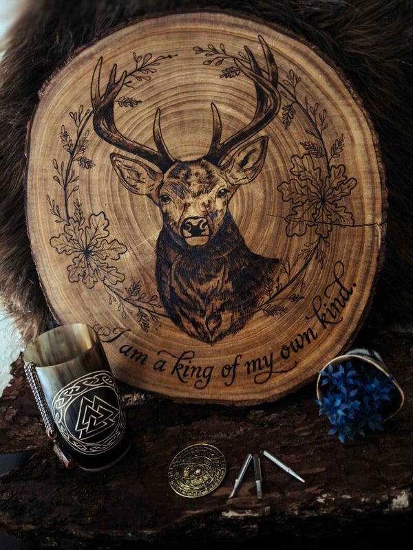 Herrscher der Wälder – Majestätische Hirsch-Brandmalerei mit Eichenlaub