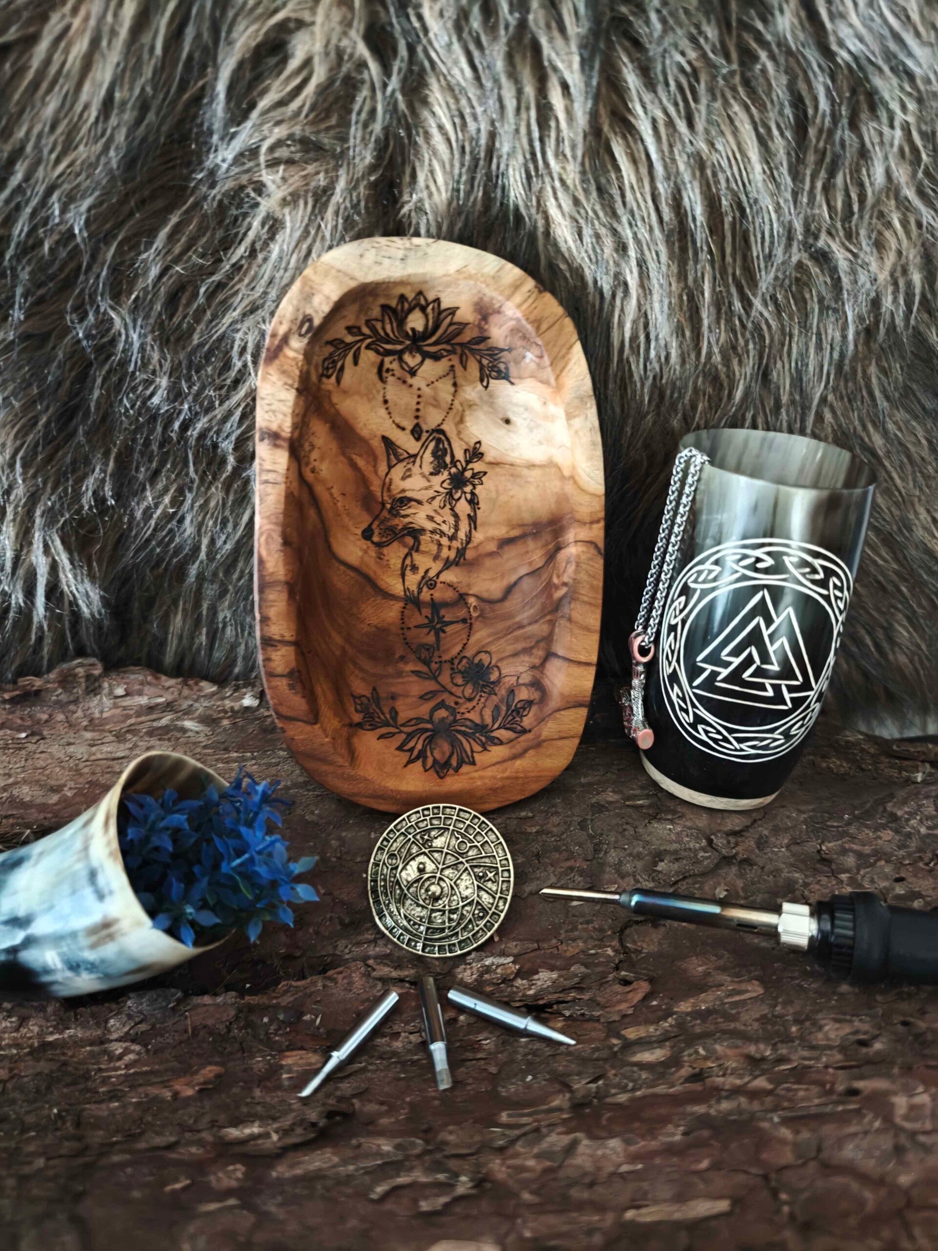 Magie des Waldes – Handverzierte Holzschale mit Fuchs-Totem & Kompass