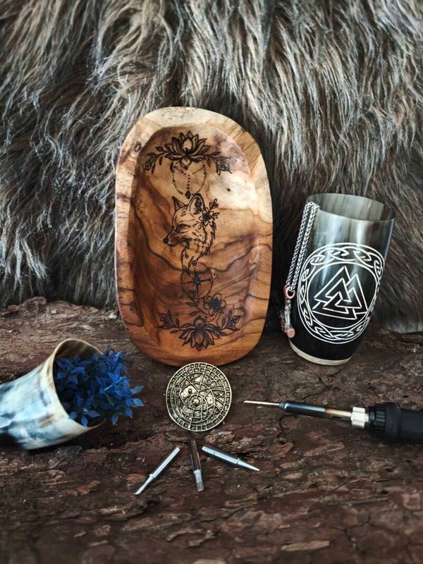 Magie des Waldes – Handverzierte Holzschale mit Fuchs-Totem & Kompass
