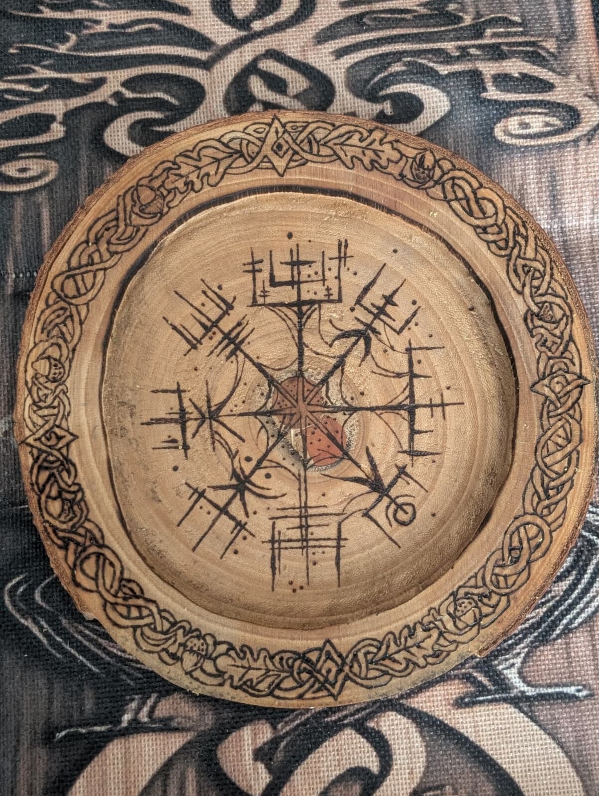 Der Vegvísir – Nordischer Schutzkompass im Eichenkranz