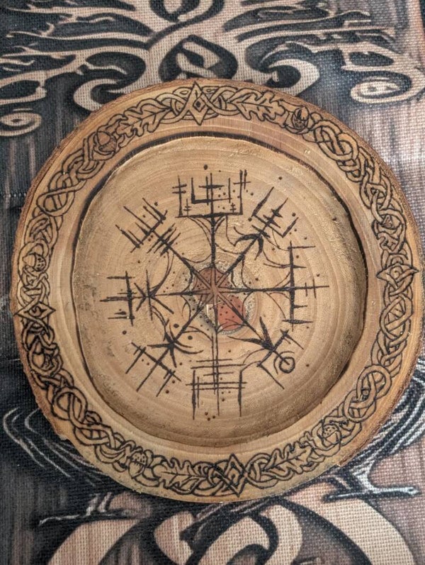 Der Vegvísir – Nordischer Schutzkompass im Eichenkranz