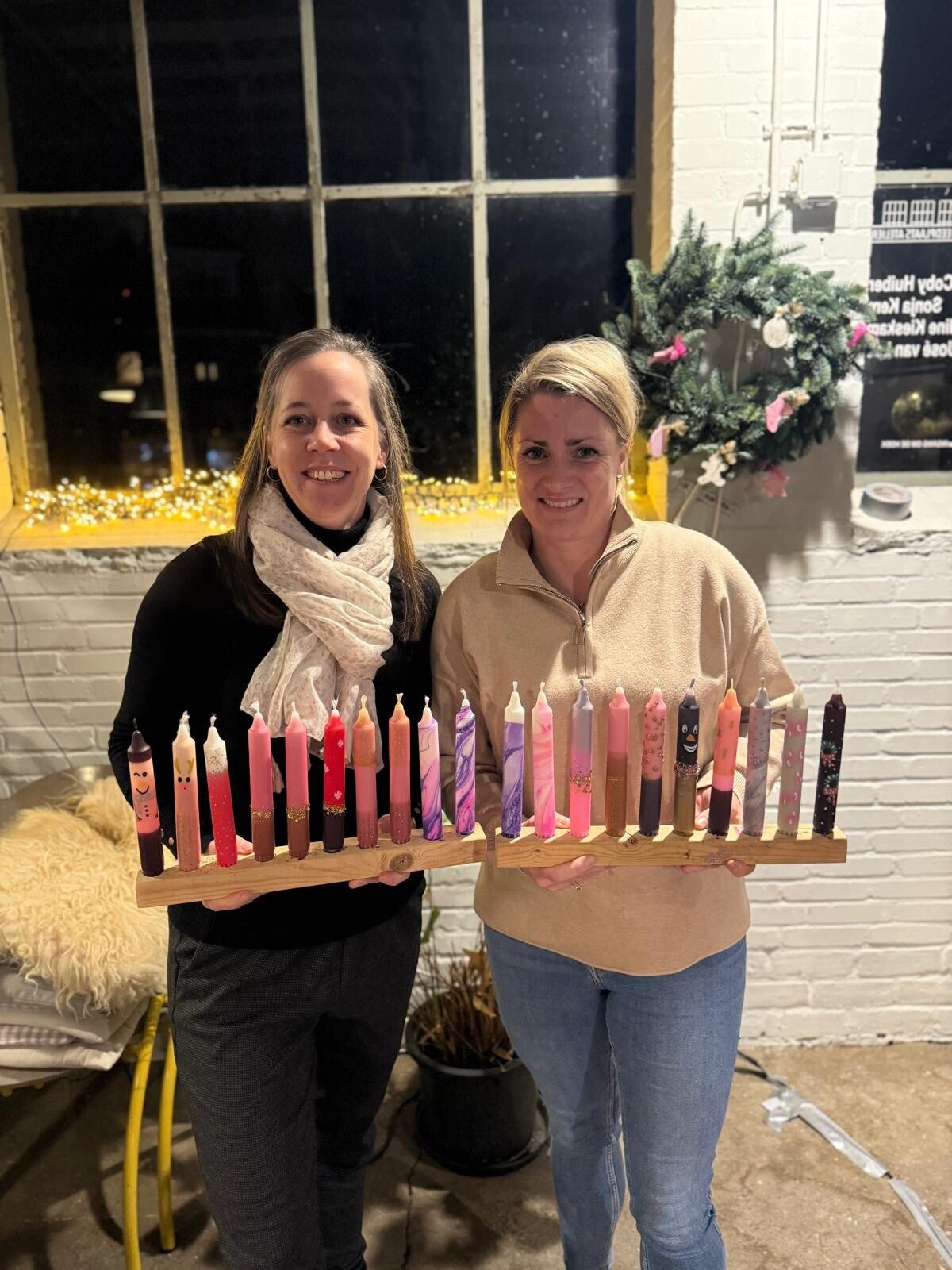 Dames die hun kerstkaarsen showen
