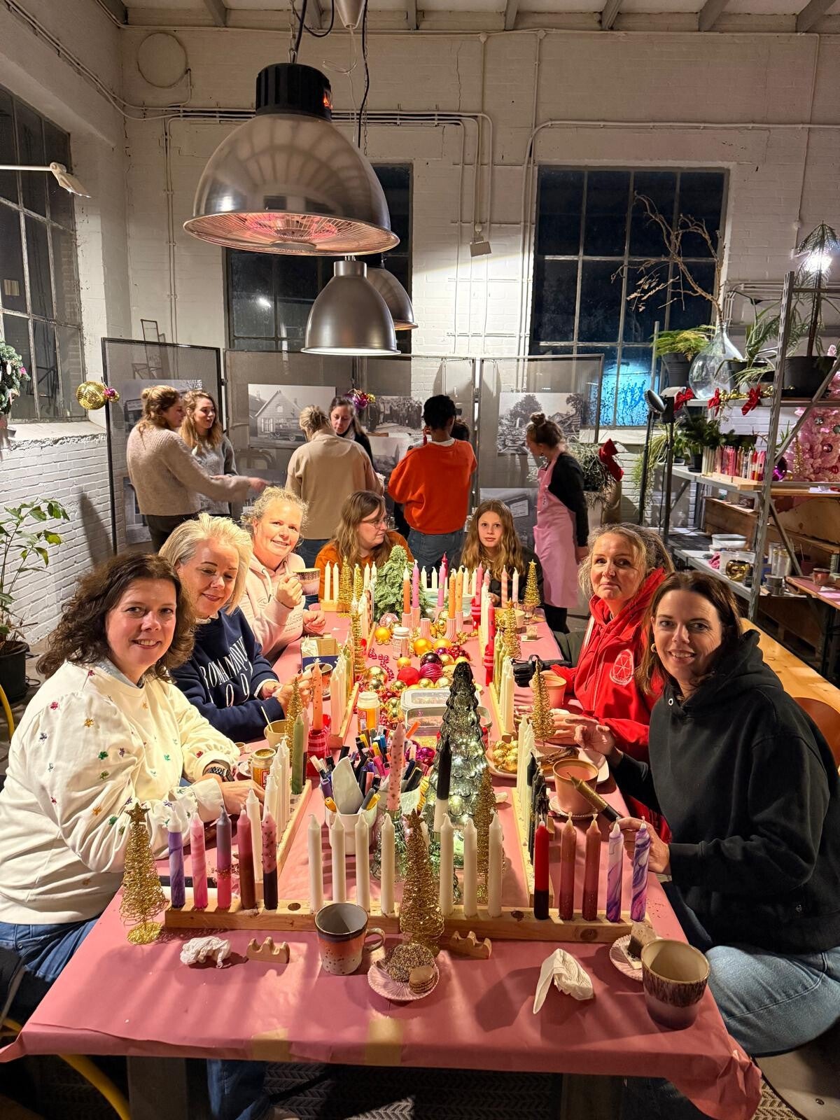 Vriendinnen aan tafel bij de kerstworkshop
