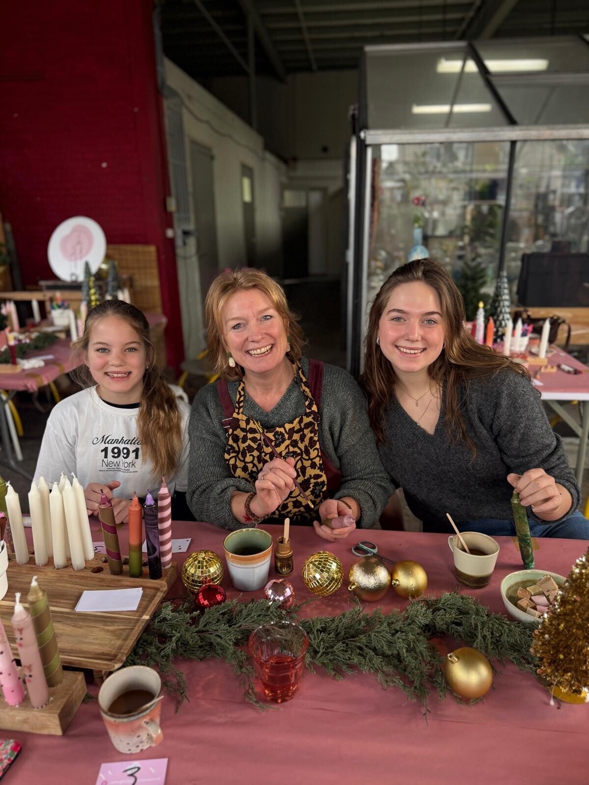 Familieleden bij de kerstworkshop