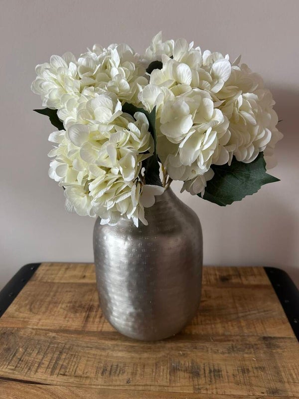 Witte hortensia’s in metalen vaas - complete set