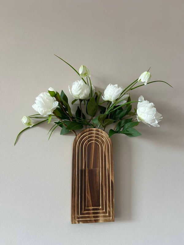 Houten wandvaas met witte pioenrozen & witte kievitsbloem