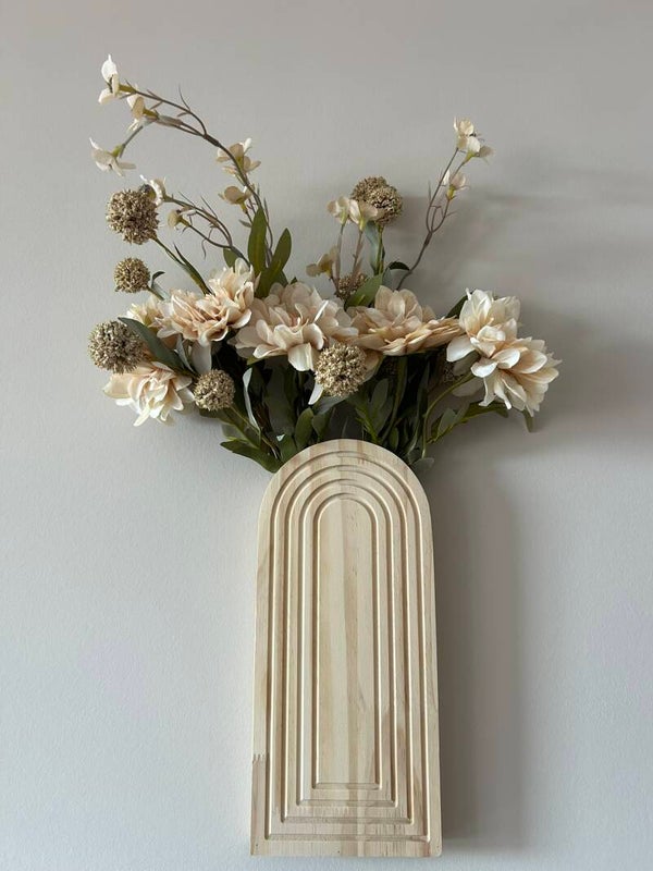 Houten wandvaas met beige bloemenmix