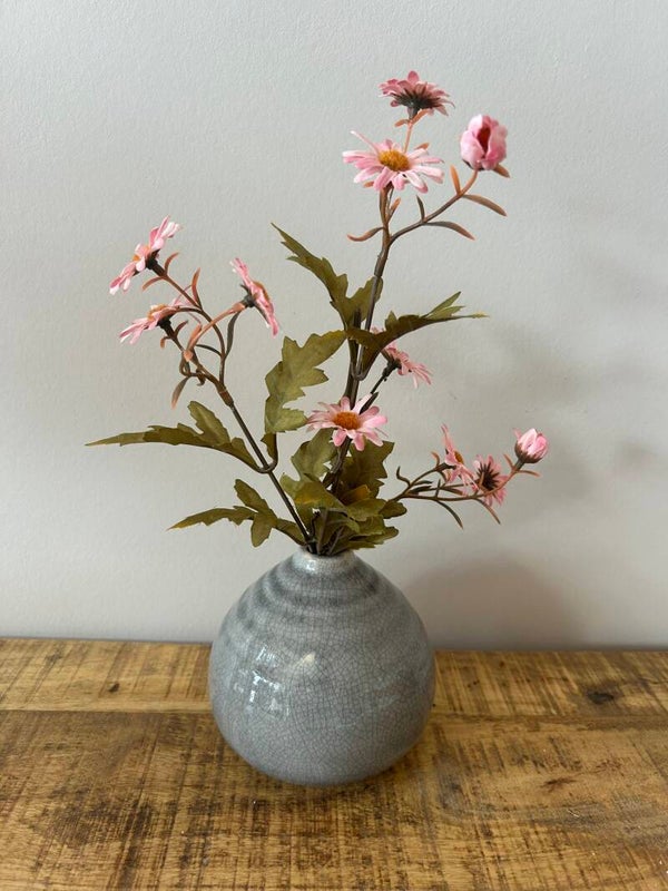 Vintage stenen vaasje met roze chrysantjes