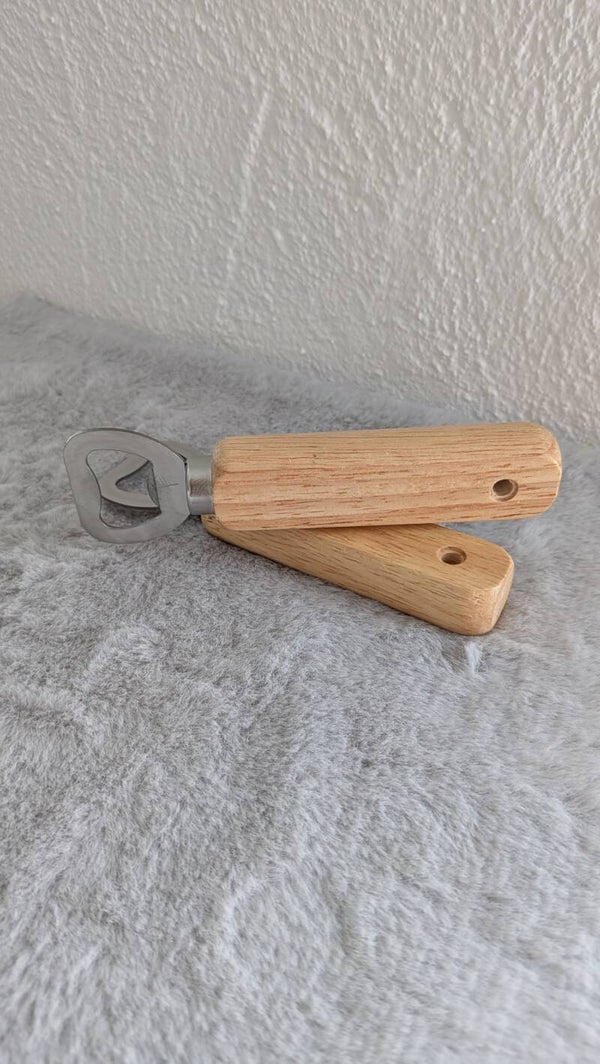 **Entdecke unseren einzigartigen Flaschenöffner mit Holzgriff – personalisierbar mit deinem Wunschnamen!**
