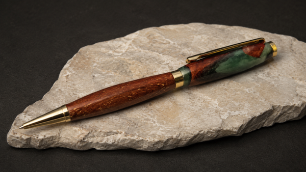 STYLO EN BOIS MADRÉ CACAO ET RÉSINE VERTE
