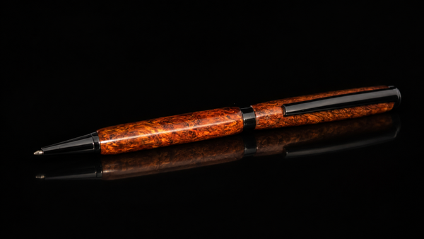 STYLO À BILLE EN BOIS MADRÉ CACAO – FINITIONS NOIRES