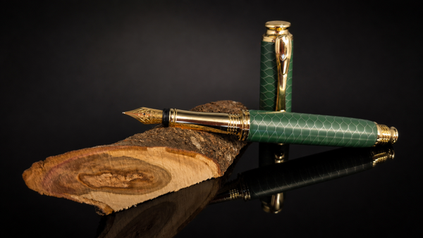 STYLO PLUME EN RÉSINE VERTE – FINITION PLAQUÉ OR