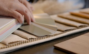 In 5 stappen naar jouw droominterieur Mijn werkwijze om jouw droominterieur te ontwerpen bestaat uit vijf heldere stappen. Samen bepalen we de juiste stijl, indeling en sfeer. Zitten we op één lijn? Dan werk ik het conceptontwerp tot in detail uit tot