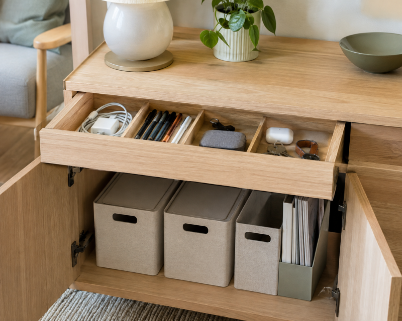 Übersichtliche Schublade und Sideboard mit festen Fächern für Kabel, Stifte, Unterlagen und Alltagsgegenstände