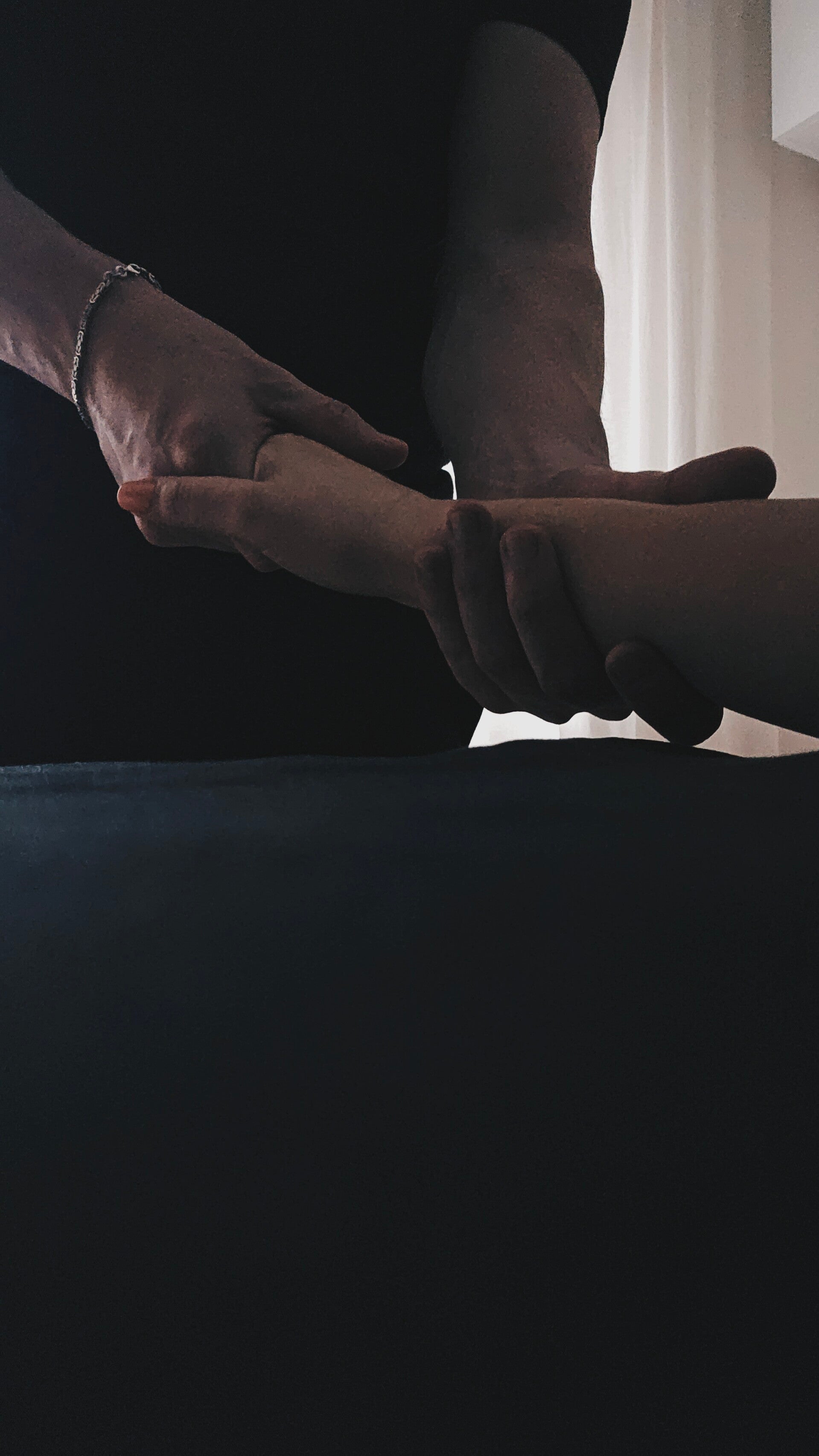 Frau bekommt eine mobile Rückenmassage mobile massage hanau und Umgebung Bruchköbel Erlensee Langenselbold Karben Großkrotzenburg Seligenstadt für frauen zuhause entspannung