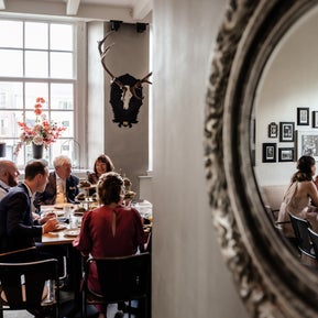 Bruiloftsgasten tijdens de lunch