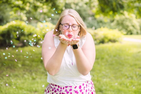 Vrouw blaast confetti