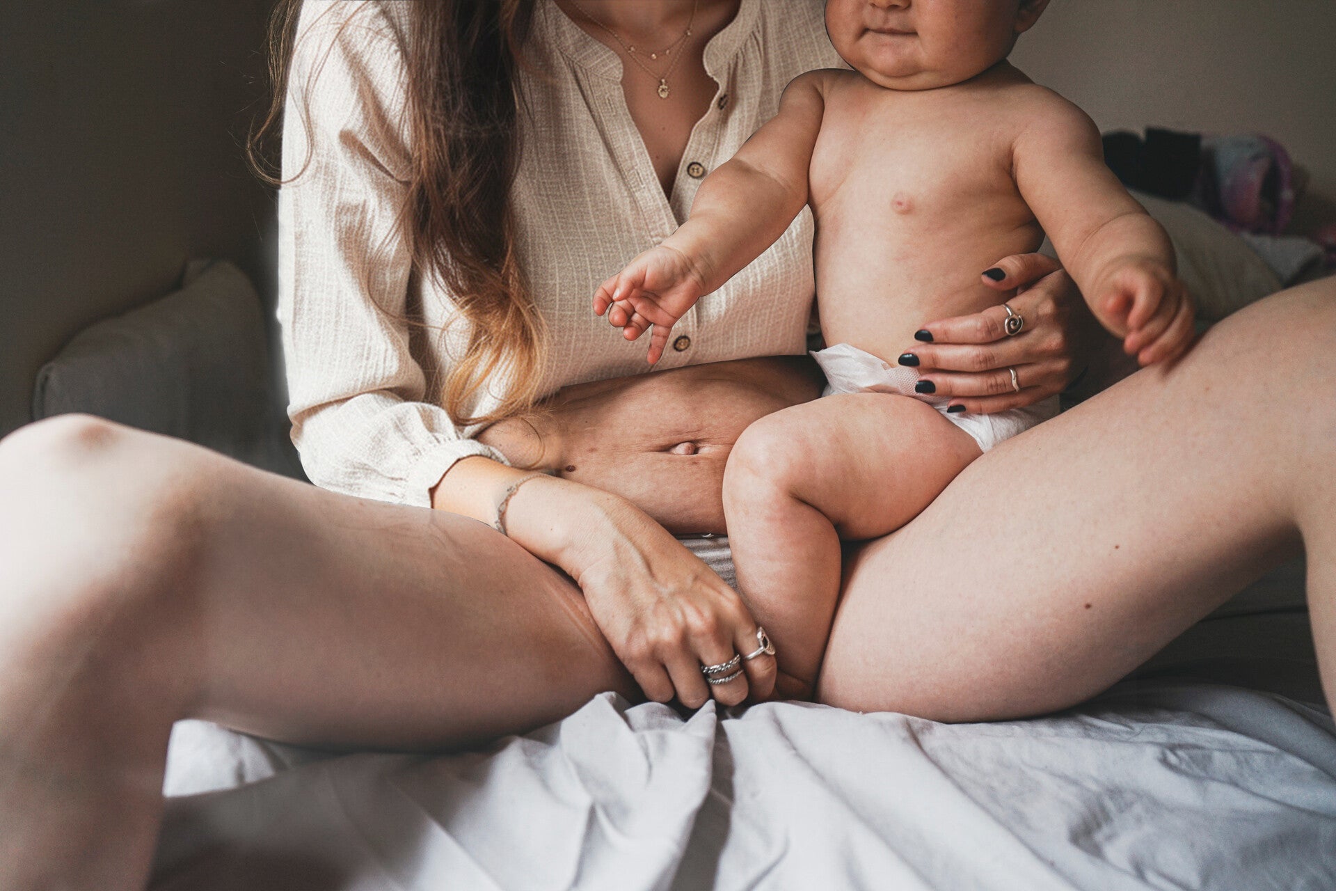 Eine Mutter verbringt im Wochenbett Zeit mit ihrem neugeborenen Baby.