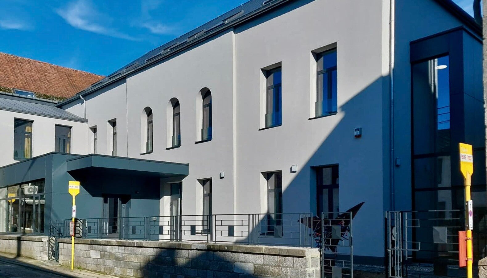 le pôle de Philippeville est implanté au sein de l'Institut Notre-Dame enseignement secondaire spécialisé 