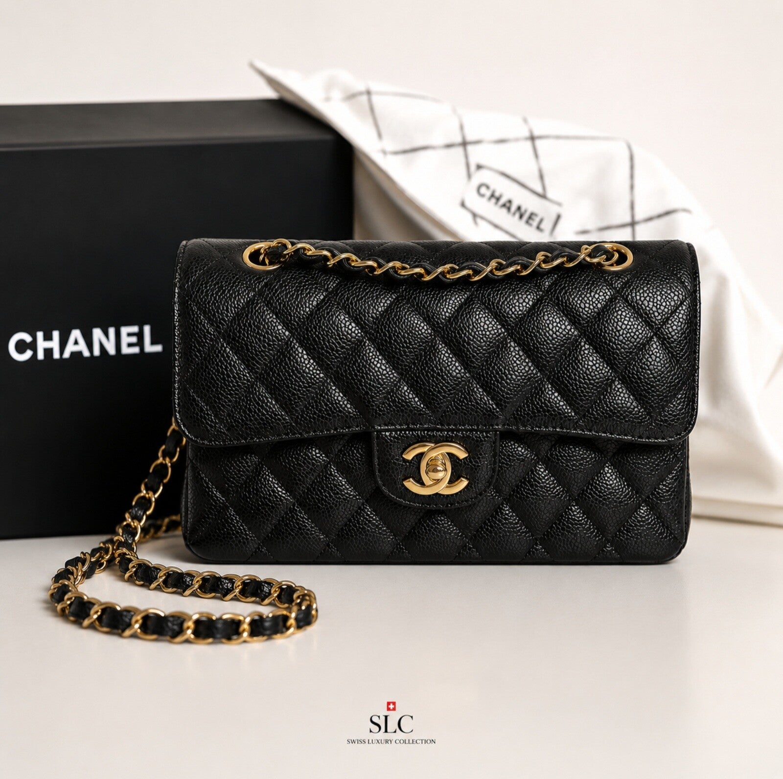 Chanel Classic Flap Medium Pelle Caviar Nera con finiture Gold Hardware