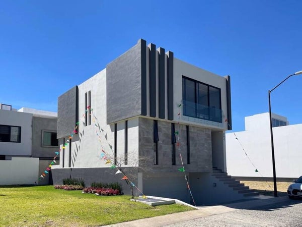 (VENDIDA) Residencia de lujo en punto sur este lote 294, sótano, 4 recamaras en esquina.