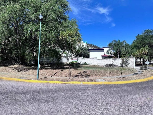 (VENDIDO) 2 🎈🎈🎈Terreno a la venta🎈🎈🎈  📍Dentro del Palomar, Lote en esquina, ubicado entre av. Palomar y calle Valle de Bravo, (frente a la glorieta)