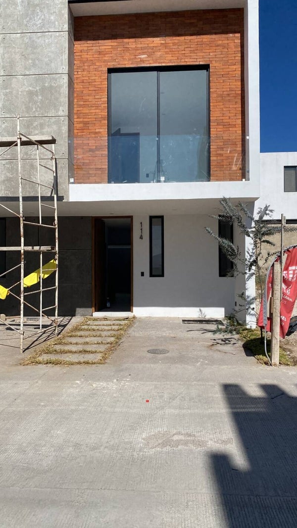 (VENDIDA) Hermosa casa lote 114 en coto Atmósfera zona sur 2% (atrás de galerías sur)