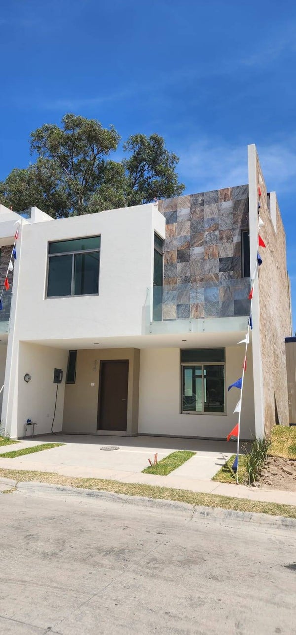 (VENDIDA) CASA EN VENTA COTO SAVIA CENTRAL, EN ZONA PLAZA SAN ISIDRO, ZAPOPAN NORTE, JALISCO