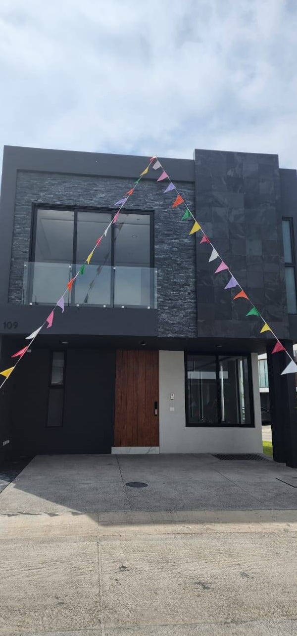 (VENDIDA) CASA EN PUNTO SUR ESTE LOTE 109, 3 NIVELES, 3 RECAMARAS Y EN ESQUINA