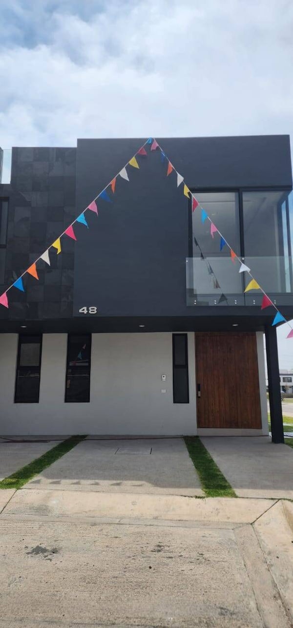 (VENDIDA) Casa en Punto Sur Este lote 48 3 Niveles 5 dormitorios, en esquina