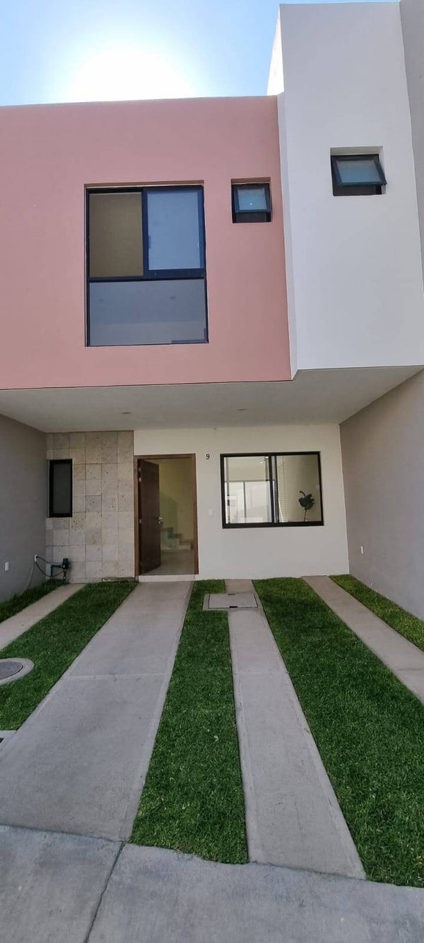 (VENDIDA) Hermosa casa en Real de La Tijera, atrás de Nuevo Galícia y SAMS López Mateos