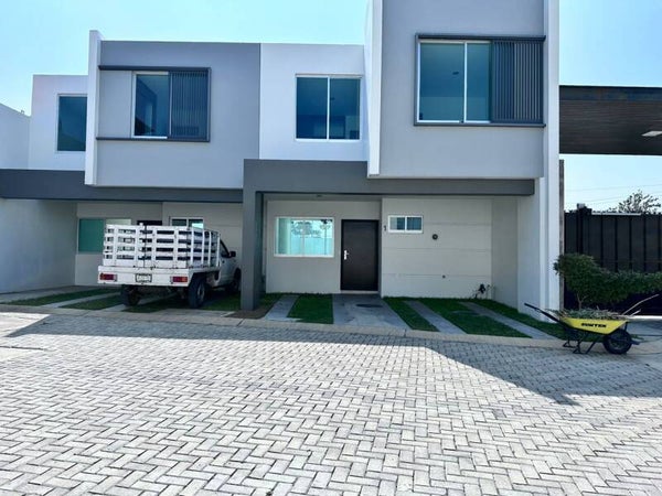 (VENDIDA) Casa Ubicada a 5 cuadras de Periferico Sur y 4 de Lopez Mateos (zonza Santa Ana)