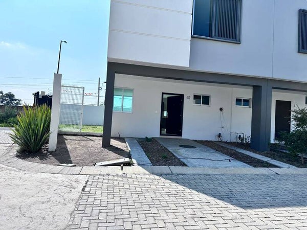 (VENDIDA) Casa Ubicada a 5 cuadras de Periferico Sur y 4 de Lopez Mateos (zonza Santa Ana)