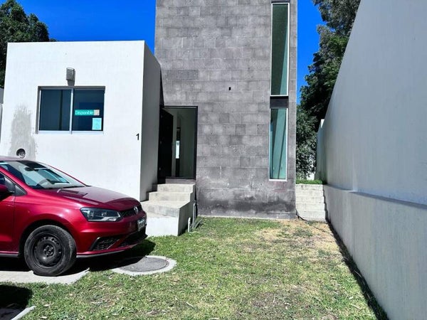 (VENDIADA) Hermosa Casa de 1 piso a a 400 mts. de Galerias Sur
