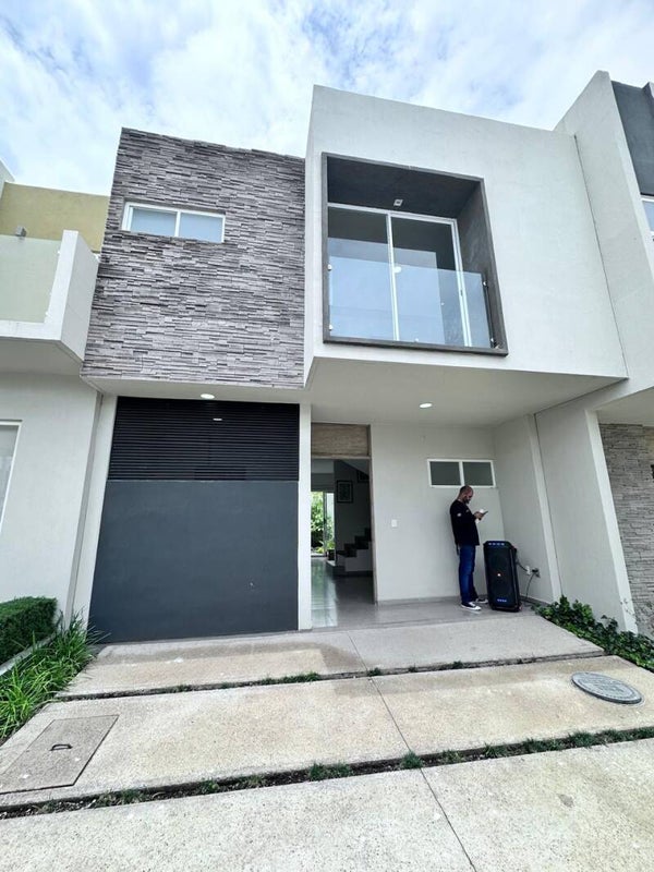 4🎈🎈🎈CASA OCRE A LA VENTA🎈🎈🎈  📍Ubicada en Coto Pontevedra Tlajomulco de Zuñiga Jalisco. (C.P. 45645 Fraccionamiento Pontevedra, Jal.)