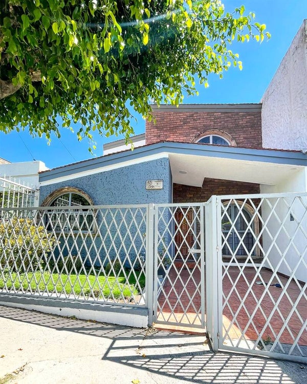 (VENDIDA)🎈🎈🎈CASA EN VENTA🎈🎈🎈  📍Ubicación: Isla Tazmania # 2008 Casa en colonia Jardines de la Cruz, ubicada a unos metros de Isla Cozumel e Isla Pantenaria. Perfecta para oficinas, familia grande.