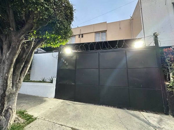 🎈🎈A la Venta Casa en Juicio Intestamentario para Remodelar🎈🎈  📍Ubicación Unica: Batalla de Torrerón 2993, Fraccionamiento Revolución, Tlaquepaque Jalisco. (Se encuentra en una calle cerrada, solo con 1 vecino enfrente y uno alado, justo en la puerta