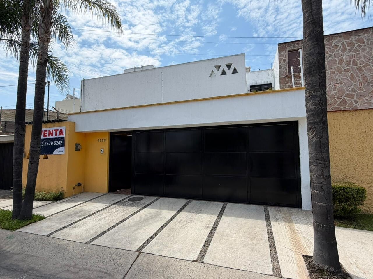 🎈🎈🎈Casa en Venta🎈🎈🎈  📍Hermosa casa a la venta en Ciudad de los niños en la Calle Roberto Cuellar a media cuadra de Av. Tepeyac y el parque del colibrí.