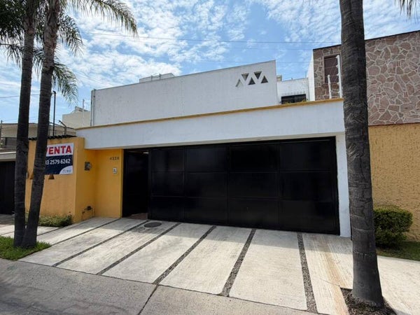 🎈🎈🎈Casa en Venta🎈🎈🎈  📍Hermosa casa a la venta en Ciudad de los niños en la Calle Roberto Cuellar a media cuadra de Av. Tepeyac y el parque del colibrí.