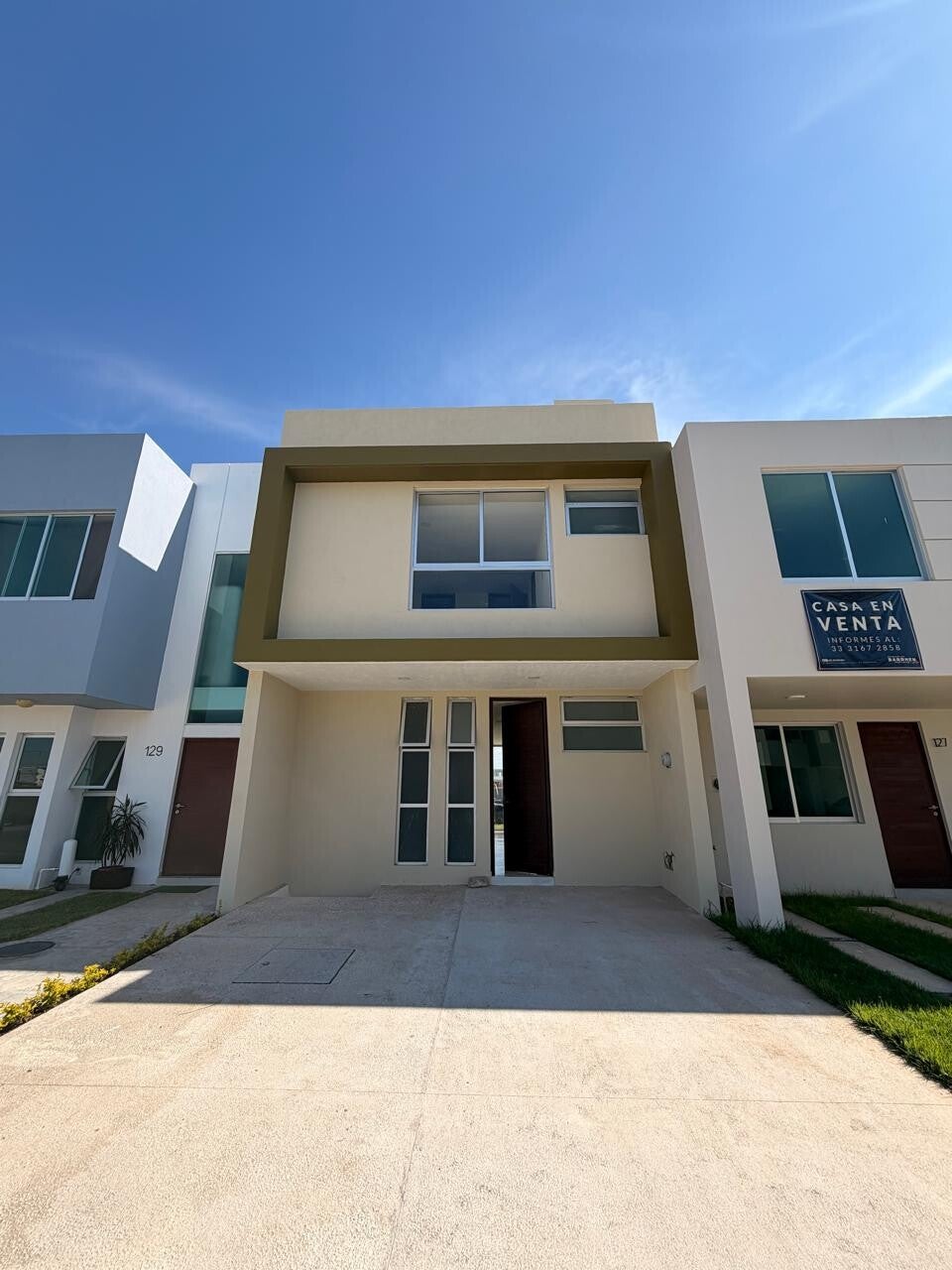 🎈🎈🎈CASA EN VENTA🎈🎈🎈  📍UBICADO EN COTO TESISTAN COUNTRY (JUAN GIL PRECIADO Y AV. CALANDRIAS FRENTE AL WALMART)  🏠CASA 128