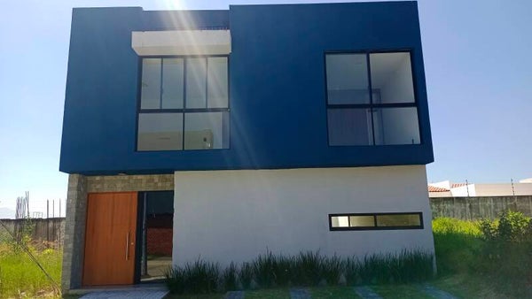 (VENDIDA) Casa dentro de Bosques de Santa Anita zona sur